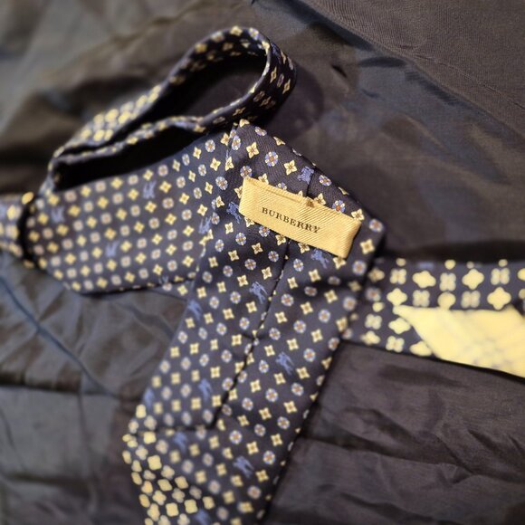 BURBERRY Silk Tie - Picture 3 of 16